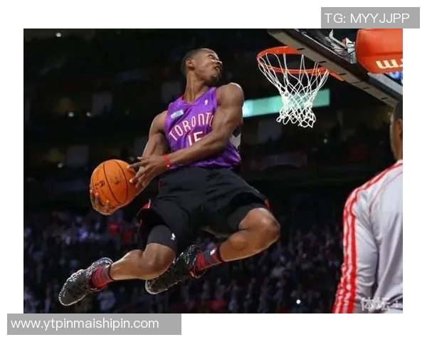 罗斯在对阵热火的比赛中上演三记精彩扣篮引爆全场